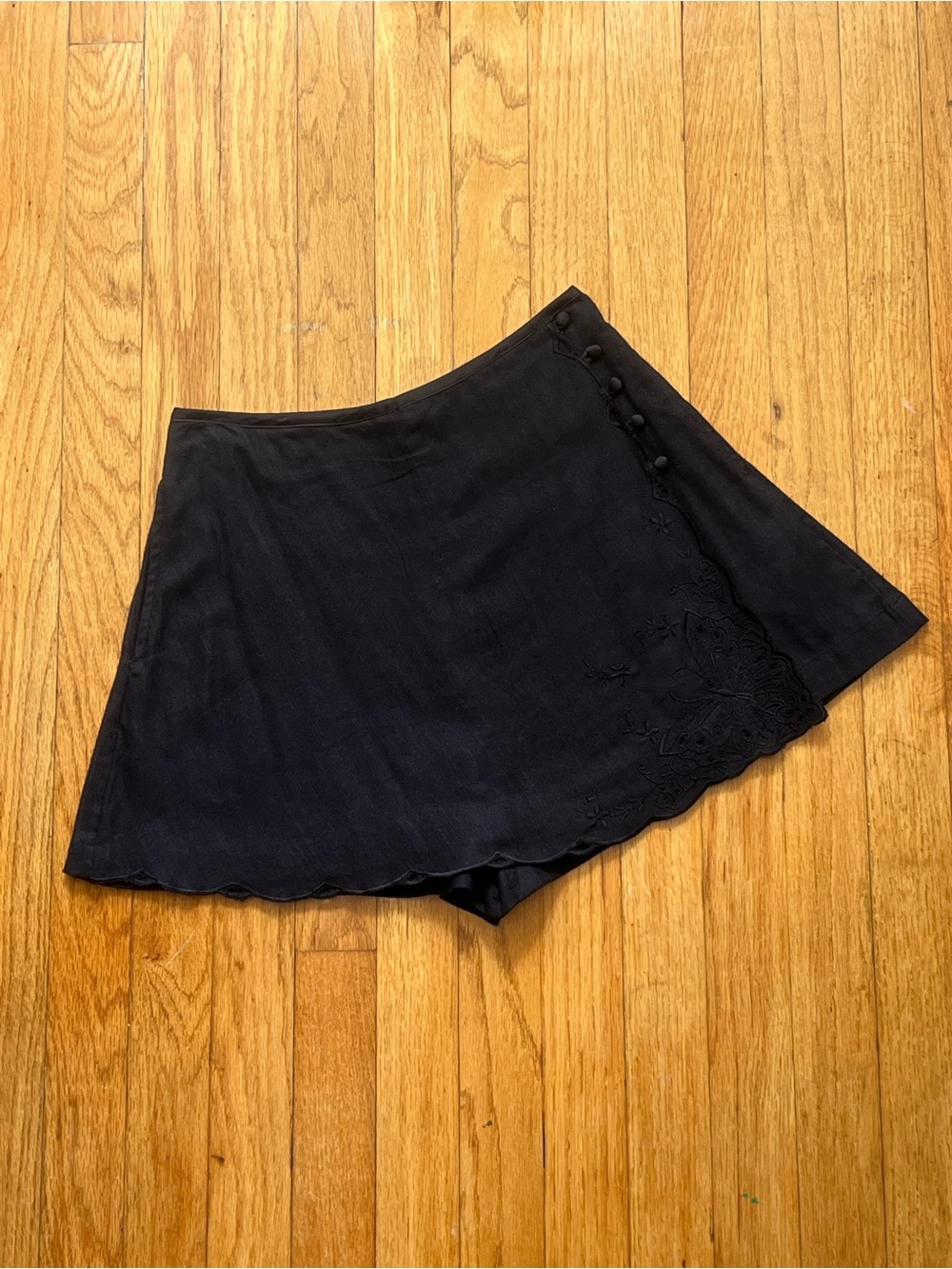 Anthropologie Black Embroidered Skort with Scallop Hem Size 0